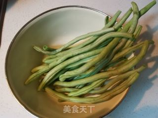 干煸豆角的做法步骤：1