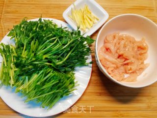 春天必吃减肥美食，豌豆苗炒鸡丝的做法步骤：4