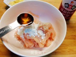 春天必吃减肥美食，豌豆苗炒鸡丝的做法步骤：3
