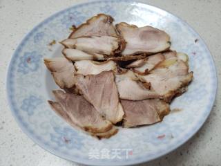 卤肉炒白菜的做法步骤：2