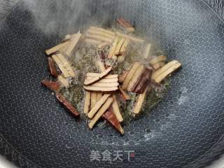 荠菜炒年糕的做法步骤：4