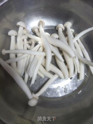 海鲜菇豆腐汤的做法步骤：2