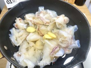 酱爆鱿鱼脖的做法步骤：3