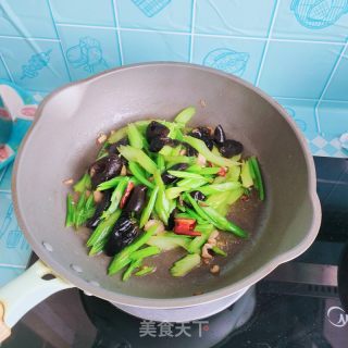 木耳炒芹菜的做法步骤：9