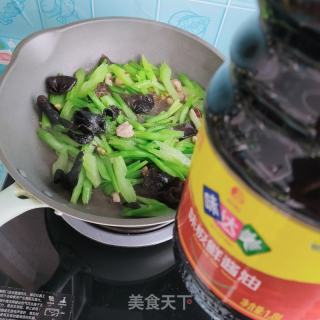 木耳炒芹菜的做法步骤：8