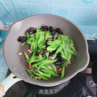 木耳炒芹菜的做法步骤：6