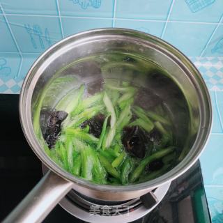 木耳炒芹菜的做法步骤：4