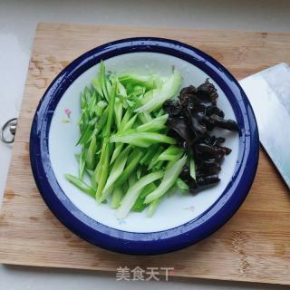 木耳炒芹菜的做法步骤：2