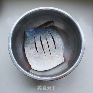 剁椒烧鲅鱼的做法步骤：1