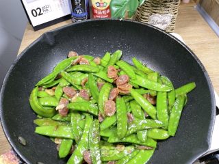 腊肠炒荷兰豆的做法步骤：11