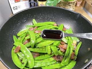 腊肠炒荷兰豆的做法步骤：10