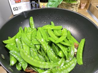 腊肠炒荷兰豆的做法步骤：9