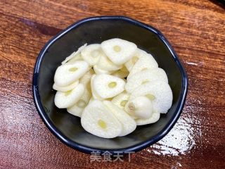 腊肠炒荷兰豆的做法步骤：2