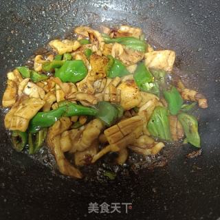 尖椒炒鱿鱼卷的做法步骤：9