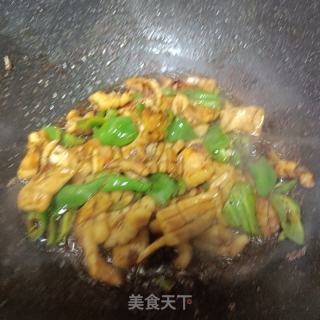 尖椒炒鱿鱼卷的做法步骤：8