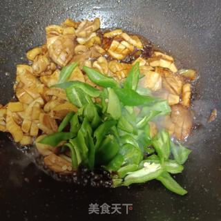 尖椒炒鱿鱼卷的做法步骤：7