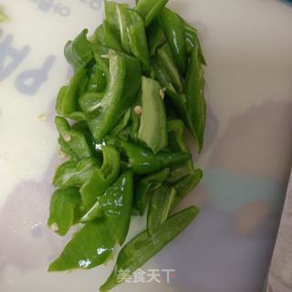 尖椒炒鱿鱼卷的做法步骤：5