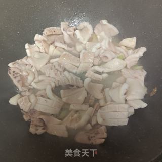 尖椒炒鱿鱼卷的做法步骤：4