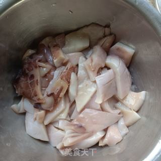 尖椒炒鱿鱼卷的做法步骤：2