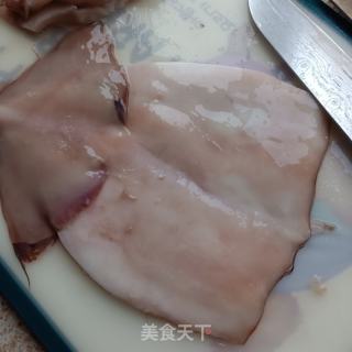 尖椒炒鱿鱼卷的做法步骤：1