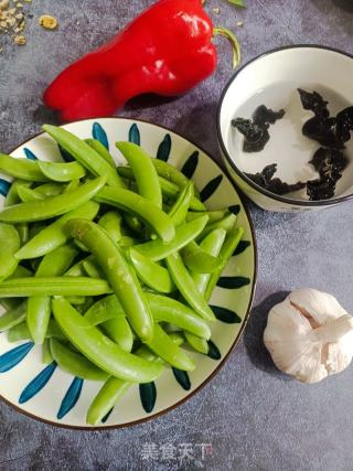 清炒甜豆的做法步骤：1
