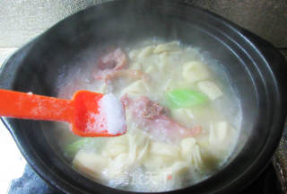 腊鸡腿莴笋千张结煲的做法步骤：8