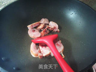 腊鸡腿莴笋千张结煲的做法步骤：5
