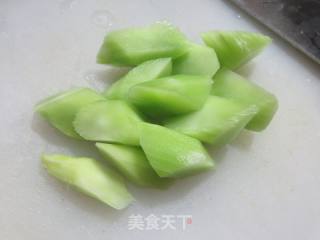 腊鸡腿莴笋千张结煲的做法步骤：3
