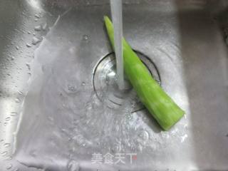 腊鸡腿莴笋千张结煲的做法步骤：2