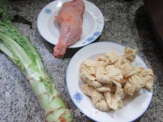 腊鸡腿莴笋千张结煲的做法步骤：1
