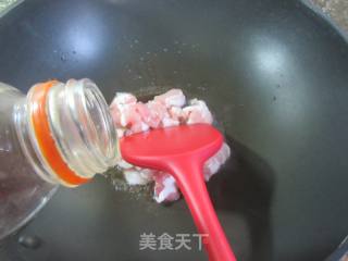 五花肉炒荸荠的做法步骤：3