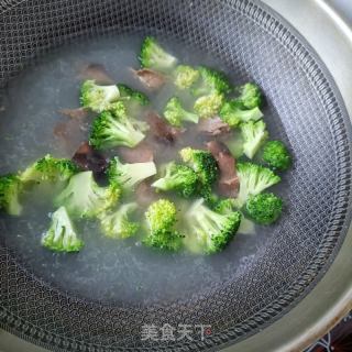 西兰花拌酱护心肉的做法步骤：8