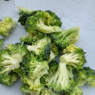 西兰花拌酱护心肉的做法步骤：2