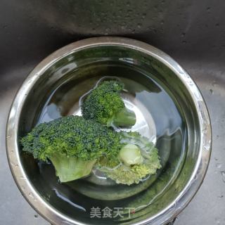 西兰花拌酱护心肉的做法步骤：1