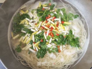 荷包蛋酸汤挂面的做法步骤：7