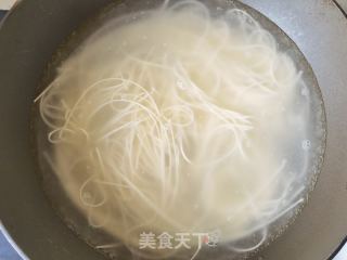 荷包蛋酸汤挂面的做法步骤：5