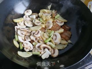 咸肉炒蘑菇冬笋的做法步骤：6