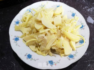 咸肉炒蘑菇冬笋的做法步骤：2