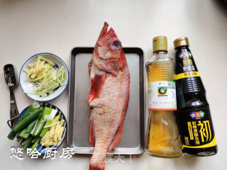 清蒸红鱼的做法步骤：1