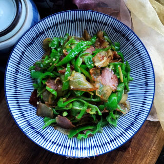 四川腊肉炒青椒的做法步骤：10