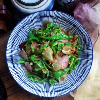 四川腊肉炒青椒的做法步骤：9
