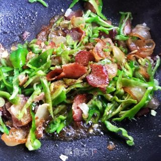 四川腊肉炒青椒的做法步骤：6