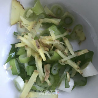 四川腊肉炒青椒的做法步骤：3