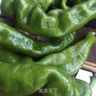 四川腊肉炒青椒的做法步骤：2