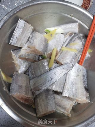 无需油煎的简单版红烧带鱼段的做法步骤：1
