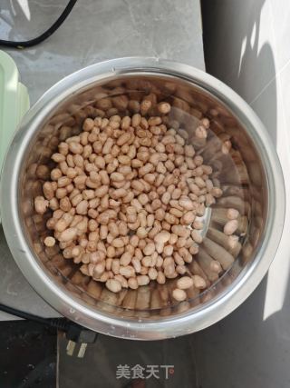 家常下酒菜芹菜花生米的做法步骤：2