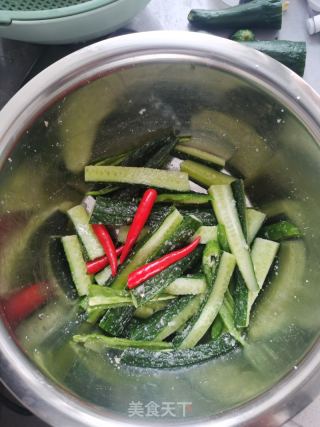 腌黄瓜的做法步骤：1