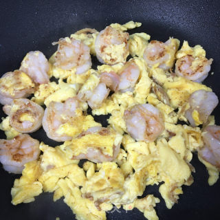 鸡蛋青椒炒虾仁的做法步骤：7