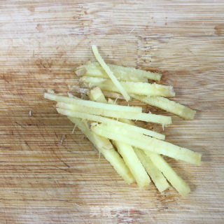 鸡蛋青椒炒虾仁的做法步骤：2
