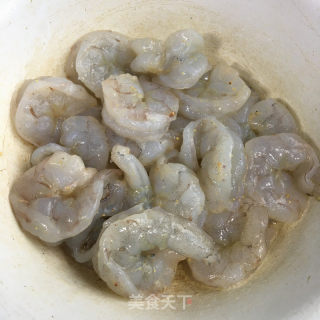 鸡蛋青椒炒虾仁的做法步骤：1